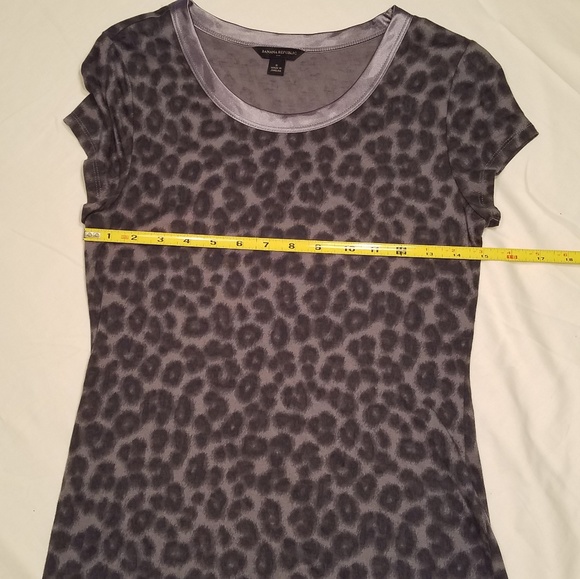 Size S Cute soft Tee  "Banana Republic" - Picture 4 of 4